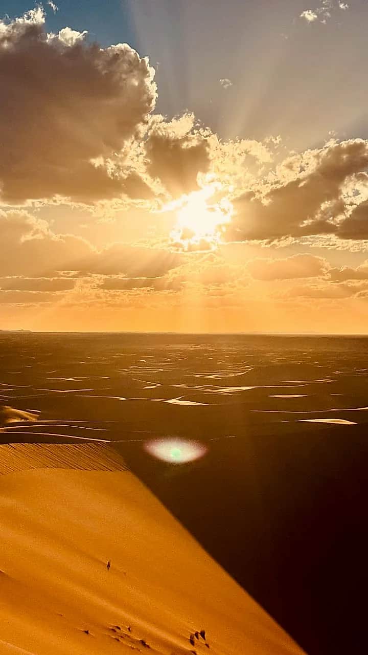 Sunrays illuminating the peaks of the dunes